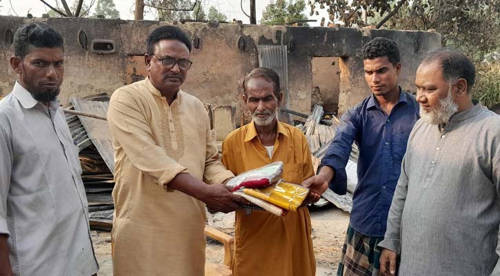 পীরগঞ্জে আগুনে ক্ষতিগ্রস্তদের মাঝে শাড়ি লুঙ্গি ও নগদ অর্থ বিতরণ