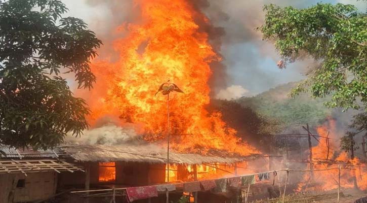 থানচিতে পর্যটন কেন্দ্র খ্যাত থুইসা পাড়ায় ভয়াবহ আগুন