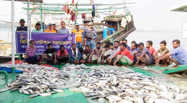 বাগেরহাটে সাড়ে ১৮০ মন জাটকা ও জালসহ ১০ জেলে আটক