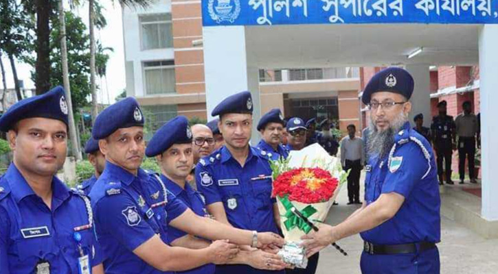 নড়াইলের নবাগত পুলিশ সুপার কাজী এহসানুল কবীরকে ফুলের শুভেচ্ছা দিয়ে বরণ