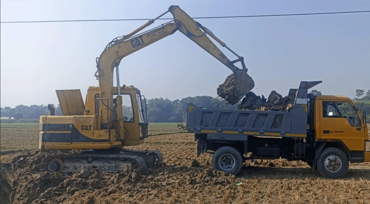 সদরপুরে মাটি ব্যবসায়ীদের থাবায় বিলীন হচ্ছে  ফসলের জমি