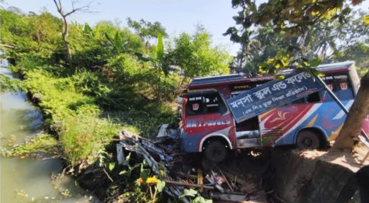 পটিয়াতে বাসের পেছনে বাসের ধাক্কা, নিহত ২