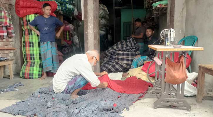 শেরপুরে লেপ-তোষক তৈরিতে ব্যস্ত সময় পার করছে কারিগররা