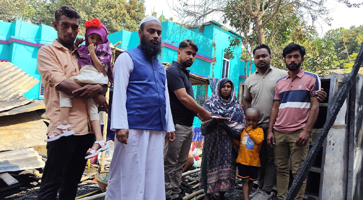 অগ্নিকান্ডে ক্ষতিগ্রস্ত পরিবারের পাশে দাড়ালো 