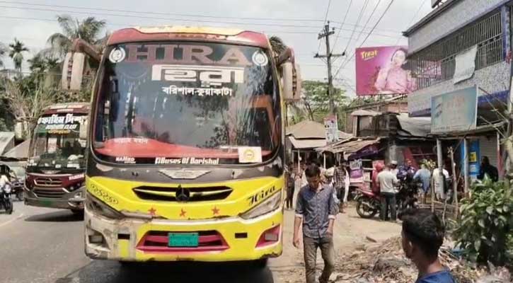 চলন্ত বাস থেকে ছিটকে পরে হেলপারের পায়ের পাতা বিচ্ছিন্ন