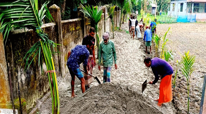 ঝালকাঠিতে জনদূর্ভোগ লাঘবে এলাকাবাসীর সেচ্ছাশ্রমে রাস্তা নির্মাণ