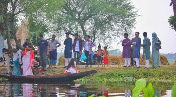 গোপালগঞ্জের পদ্ম বিলে দর্শনার্থীদের ভিড়