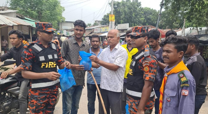 নিয়ামতপুরে ট্রাফিক নিয়ন্ত্রণে থাকা শিক্ষার্থীদের খাবার বিতরণ