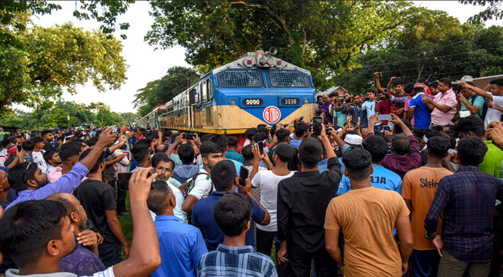 বামনডাঙ্গা স্টেশনে ট্রেনের যাত্রাবিরতি নিয়ে অবরোধ