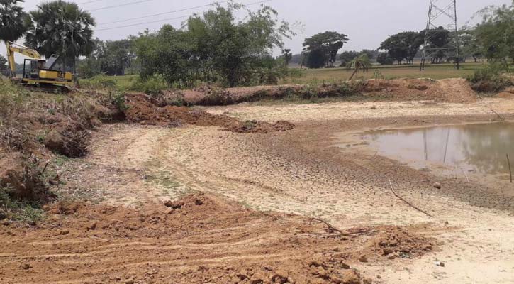 তানোরে  ফসলি জমি কেটে পুকুর ভরাট, নিরব প্রশাসন