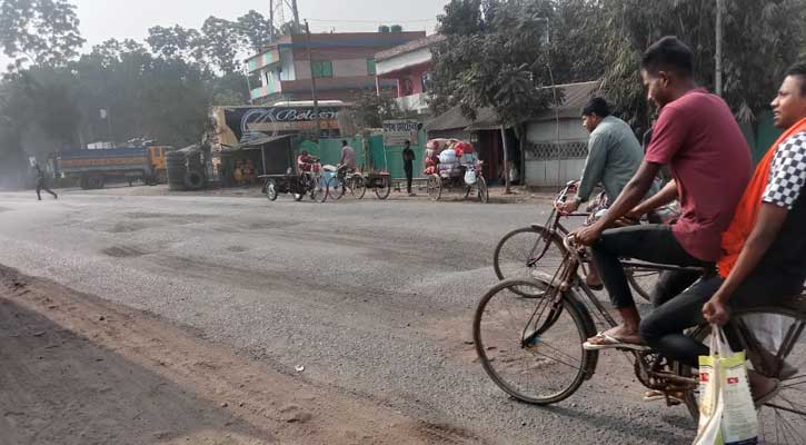 বেহাল সড়কে ভোগান্তি চরমে