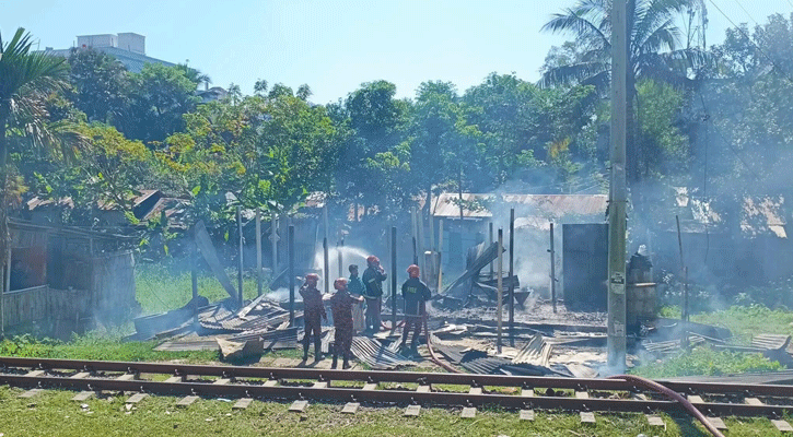 চট্টগ্রাম বিশ্ববিদ্যালয় শিক্ষার্থীদের দোকানে আগুন