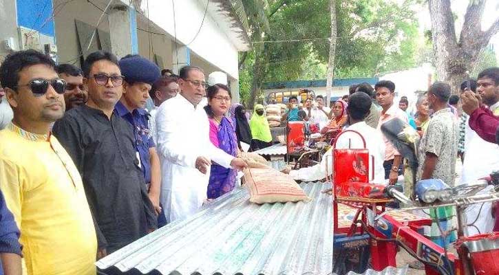 ঘূর্ণিঝড়ে ক্ষতিগ্রস্তদের মাঝে টিন ও শুকনা খাবার সহায়তা দিয়েছে -মৎস ও প্রাণীসম্পদ মন্ত্রী