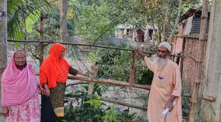 ভাঙ্গায় মুক্তিযোদ্ধা পরিবারের চলাচলের রাস্তায় বাঁশের ব্যাড়া