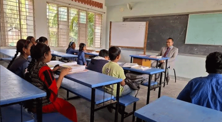 ধনবাড়ীতে স্কুল পরিদর্শনে গিয়ে ক্লাস নিলেন ‍‍`ইউএনও‍‍` আবু সাঈদ