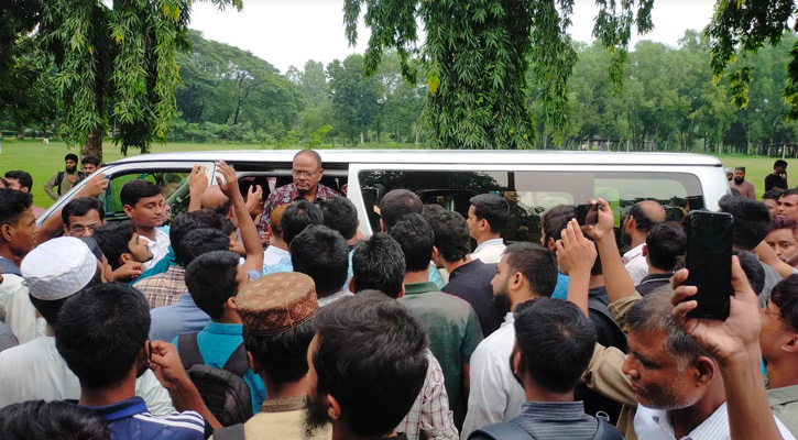 ক্যাম্পাসে এসে শিক্ষার্থীদের তোপের মুখে ইবির দুই ছাত্রলীগ নেতা