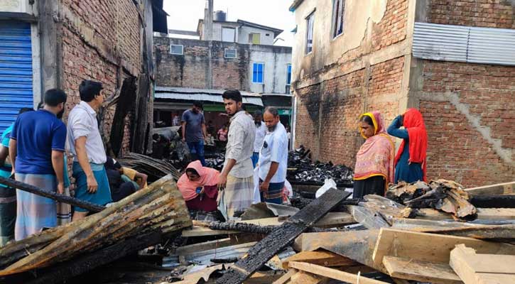 পিরোজপুরের নাজিরপুরে অগ্নিকান্ডে ৮টি দোকান ভূষ্মিভুত; কোটি টাকার ক্ষতি