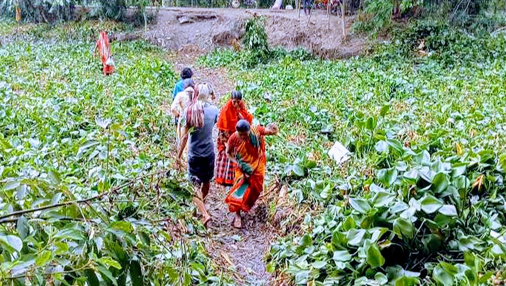 ডাসারে ভেঙ্গে পরা সেতু দিয়েই ঝুঁকিপূর্ণ পারাপার