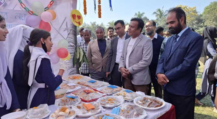 পলাশে স্কুল শিক্ষার্থীদের বানানো পিঠা নিয়ে উৎসব