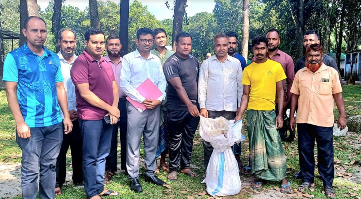 পঞ্চগড়ের তেঁতুলিয়ায় বিশাল আকৃতির অজগর সাপ উদ্ধার