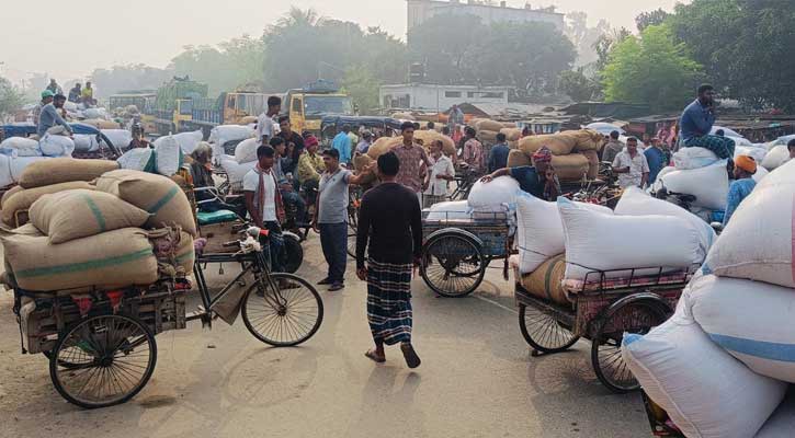 কালাইয়ে বাজার স্থানান্তরের প্রতিবাদে কৃষকদের মহাসড়ক অবরোধ