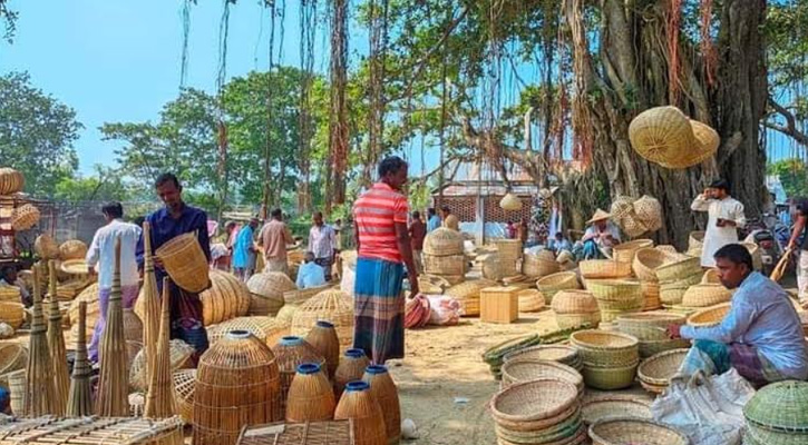 খলশানি বিক্রির ধুম পড়েছে আত্রাইয়ের হাট-বাজারে