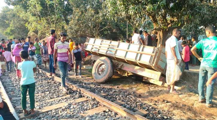 চাঁপাইনবাবগঞ্জের রহনপুরে অরক্ষিত রেলক্রসিংয়ে ট্রেনের ধাক্কায় ট্রাক্টর চালক নিহত