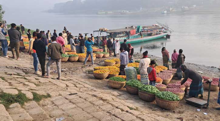 বরমী খেয়া ঘাটে ৪ ঘন্টায় কেনাবেচা হয় ১০ লাখ টাকার সব্জী