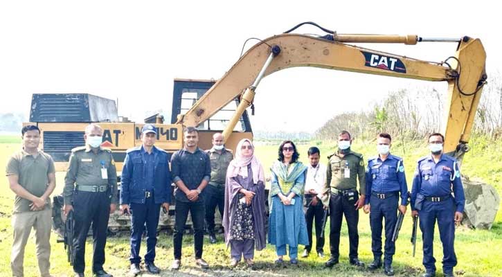 কালীগঞ্জে কৃষি জমি হতে মাটি কাটায় এক্সকাভেটর জব্দ