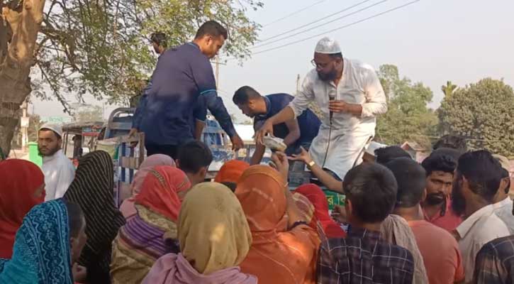 শেরপুরে পথচারী হতদরিদ্রদের মাঝে ইফতার বিতরণ