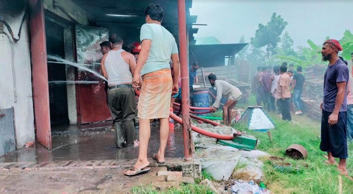 গুরুদাসপুরে আগুনে কয়েল কারখানা ভস্বিভূত 