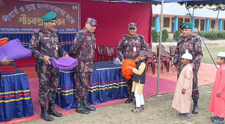 লালমনিরহাটে তিন শতাধিক শীতার্তদের পাশে ১৫ বিজিবি