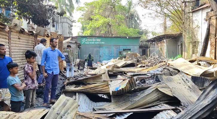 রূপগঞ্জে গাউছিয়া নুর ম্যানশন মার্কেটে ভয়াবহ আগুন, ব্যাপক ক্ষয়ক্ষতি