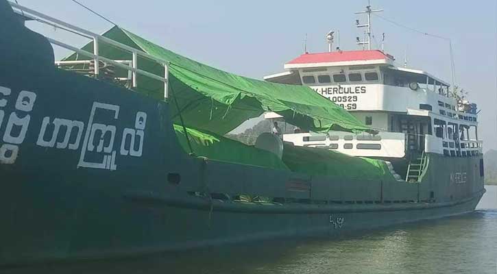 পণ্যবাহী ৩ জাহাজ ছেড়ে দিয়েছে আরাকান আর্মি