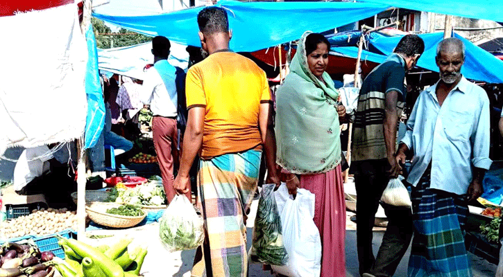 নিষিদ্ধ পলিথিনে কালীগঞ্জের বাজার সয়লাব, দোকানিরা বলছেন বিকল্প নেই