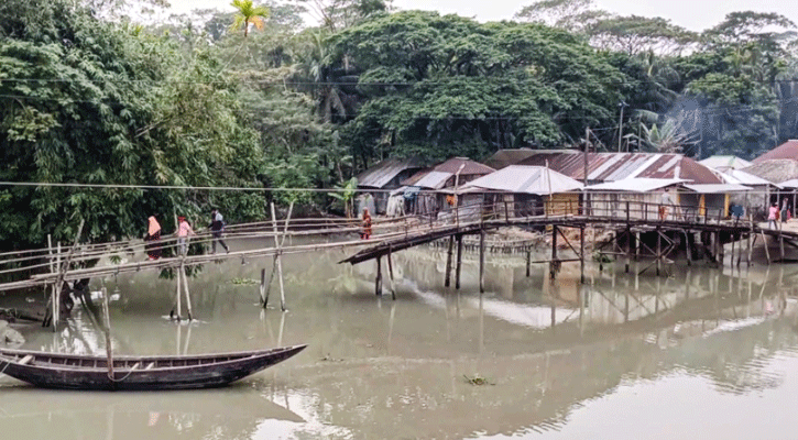 মোরেলগঞ্জে ব্রিজের অভাবে ১৬ গ্রামের মানুষের ভোগান্তি চরমে