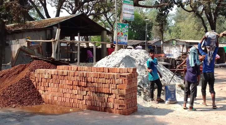 তানোরে হাটের জায়গা জবরদখল করে পাকা স্থাপনা নির্মাণ