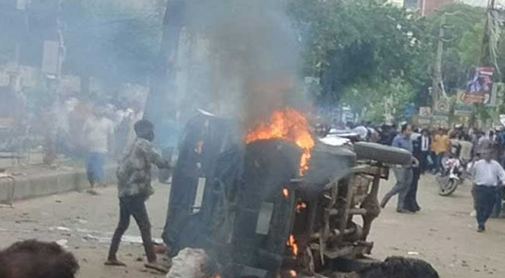 আন্দোলনকারিদের আগুনে পুড়ছে পুলিশের গাড়ি