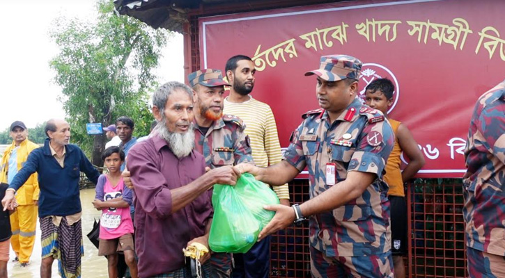 কমলগঞ্জে বন্যার্তদের মাঝে বিজিবির খাদ্য সামগ্রী বিতরণ