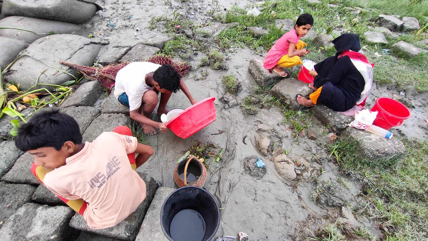 রেণু ধরায় ধ্বংস হচ্ছে বহুপ্রজাতির মাছের পোনা