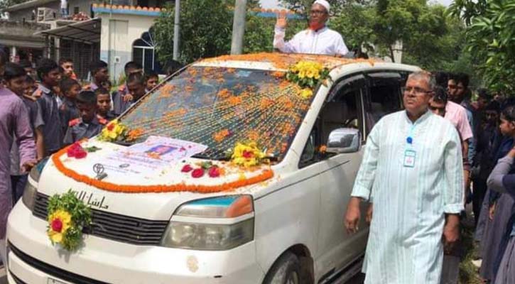 বিদায় বেলা ভালবাসায় সিক্ত হলেন শিক্ষক