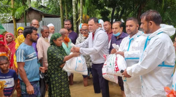 শেরপুরে বন্যার্তদের মাঝে বিএনপি নেতার খাদ্য সামগ্রী বিতরণ