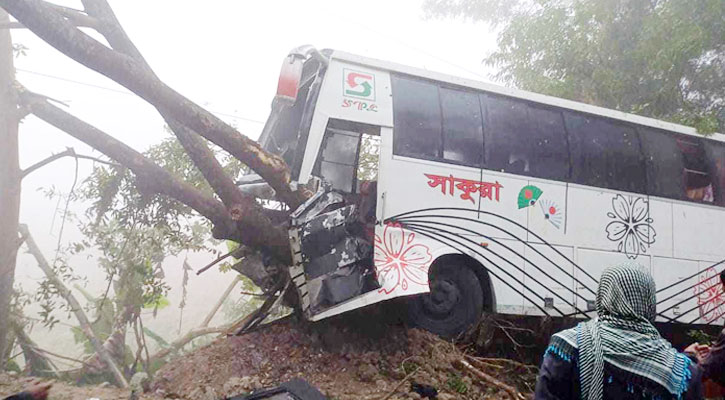 বরিশালে বাস-ট্রলির সংঘর্ষে ২ জন নিহত, আহত ৭