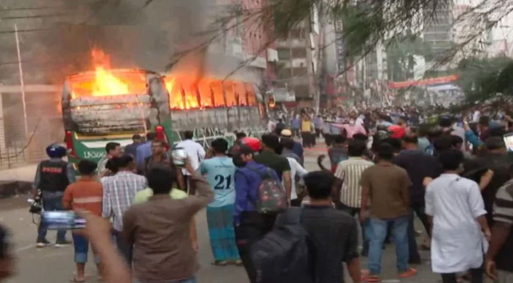 ধানমন্ডিতে রজনীগন্ধা পরিবহনের একটি বাসে আগুন