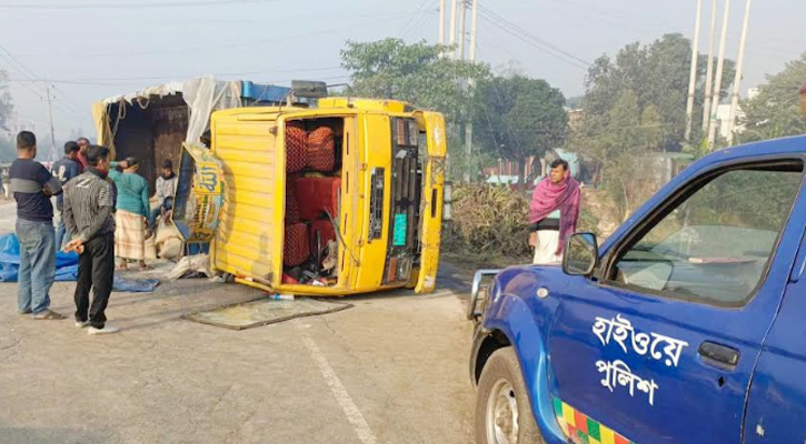 কাভার্ডভ্যানের চাপায় মহাসড়কে প্রাণ গেল চালকের