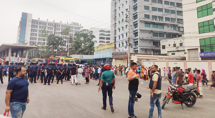 গাজীপুরে বকেয়া বেতনের দাবিতে মহাসড়ক অবরোধ