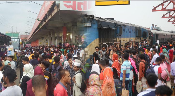 ঈদযাত্রা: শেষ মুহূর্তে বাড়ির পথে মানুষের ঢল