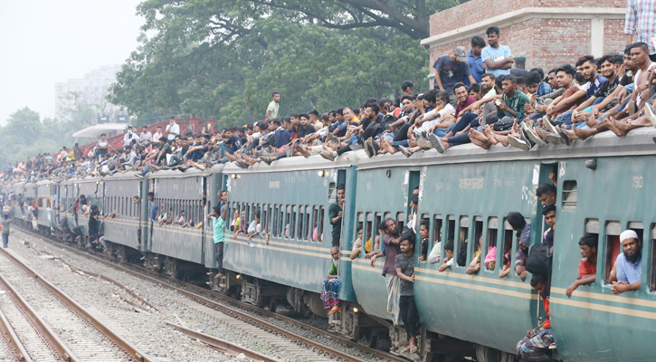 শেষ মুহূর্তে রাজধানী ছাড়ছে ঘরমুখী মানুষ