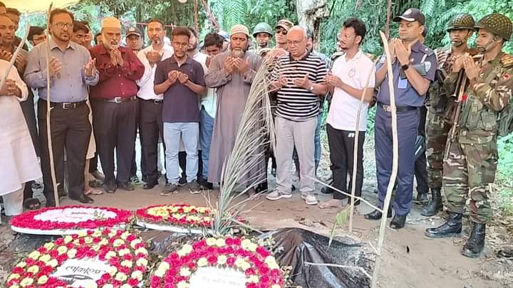 বোয়ালখালী  শহীদ ওমরের কবর জেয়ারতে মুক্তিযোদ্ধা উপদেষ্টা