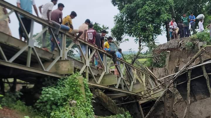 ঈশ্বরগঞ্জে ভারি বর্ষণে ভেঙে গেছে বেইলি ব্রিজ, ভোগান্তিতে ১৪ গ্রামের মানুষ